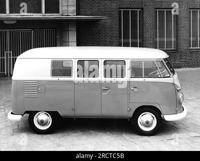 Stati Uniti: 1960 Una vista laterale di una Volkswagon Microbus del 1960. Foto Stock