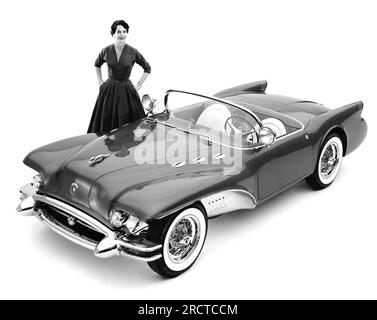 Detroit, Michigan: 1954 Un modello con la concept car Buick Wildcat II progettata da Harley Earl. Foto Stock