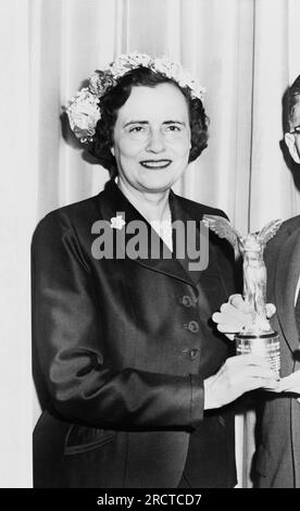 Stati Uniti: 1957 Un ritratto della filantropa e attivista della salute Mary Lasker che presenta un premio. È stata co-fondatrice della Fondazione Lasker orientata alla ricerca medica ed è stata anche fondatrice della Birth Control Federation of America, precursore della Planned Parenthood. Foto Stock