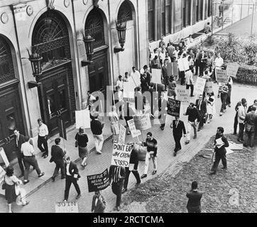 New York, New York: I membri del Congresso dell'uguaglianza razziale del 1964 portano cartelli a picchetto fuori dalla John Jay Hall della Columbia University a sostegno delle richieste dei dipendenti per la rappresentanza sindacale. Foto Stock