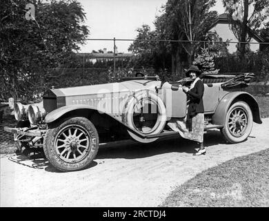 Great Neck, New York: 19 settembre 1921 la star del cinema Mabel Normand si prepara a fare un giro a Long Island a Rolls Royce di Raymond Hitchcock. Foto Stock