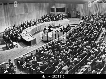 New York, New York: 25 marzo 1946 la prima convocazione del Consiglio di sicurezza delle Nazioni Unite a New York. Il governatore di New York Thomas Dewey, il Segretario di Stato americano James Byrnes e William o'Dwyer sono seduti dietro di loro a sinistra, tutti rivolti al Consiglio. Foto Stock