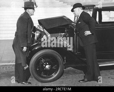 Washington, D.C.: Dicembre 1930 Joe Judge, protagonista della squadra di baseball dei Washington Senators, vende auto in bassa stagione. Qui sta spiegando i punti fini del suo prodotto al senatore Royal Copeland di New York. Foto Stock