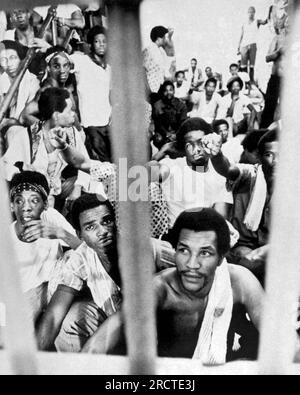 New Orleans, Louisiana: 1° ottobre 1971 detenuti presso il palco della prigione parrocchiale un sit-down per protestare contro le condizioni nella struttura. Foto Stock