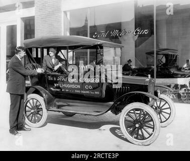 San Francisco, California: 1927 la concessionaria Ford a Market Street con la Ford prodotta nel 4.999.999. Foto Stock