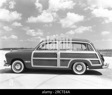 Detroit, Michigan: 1951 Una station wagon Ford Woody del 1951. Foto Stock