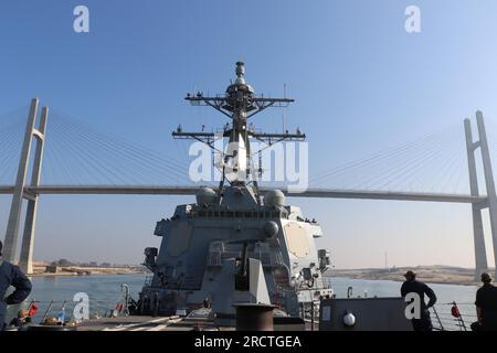 230714-N-AL206-1079 CANALE DI SUEZ (14 luglio 2023) il cacciatorpediniere a missili guidati USS Thomas Hudner (DDG 116) transita sul Canale di Suez il 14 luglio 2023. Thomas Hudner viene schierato nell'area operativa della 5th Fleet degli Stati Uniti per contribuire a garantire la sicurezza marittima e la stabilità nella regione del Medio Oriente. (STATI UNITI Foto della Marina militare di Mass Communication Specialist di seconda classe Kerri Kline) Foto Stock