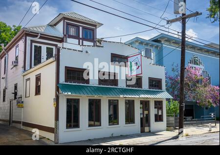 NEW ORLEANS, LOUISIANA, USA - 13 LUGLIO 2023: Di fronte al ristorante messicano Taqueria Corona in Magazine Street Foto Stock