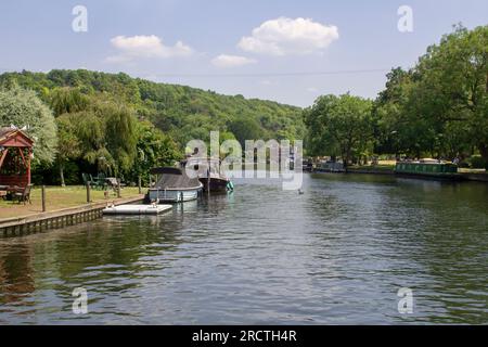 14 giugno 23 bellissimi incrociatori a motore e chiatte ormeggiati sul Tamigi a Henley-on-Thames nell'Oxfordshire, sito della regata reale, su una bella summ Foto Stock