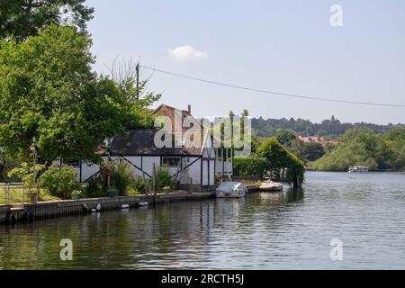 14 giugno 23 piccole barche ormeggiavano sul Tamigi a Henley-on-Thames nell'Oxfordshire, il sito della regata reale, in un bel pomeriggio estivo Foto Stock