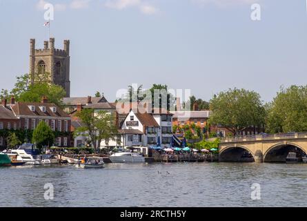 14 23 giugno, la chiesa di St Mary d'Inghilterra si affaccia sul Tamigi con le sue barche e chiatte e le proprietà sul fiume a Henley-on-Thames Foto Stock