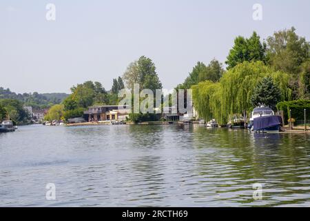 14 giugno 23 bellissimi incrociatori a motore e chiatte ormeggiati sul Tamigi a Henley-on-Thames nell'Oxfordshire, sito della regata reale, su una bella summ Foto Stock