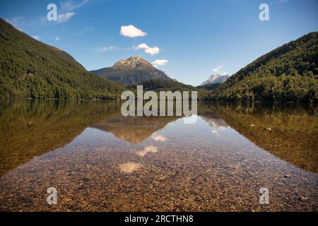 Isolato e remoto lago Sylvan circondato da una lussureggiante e fitta foresta autoctona nel parco nazionale del monte Aspiring vicino a Glenorchy Foto Stock