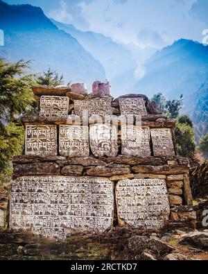 Scrittura religiosa o pietre mani lungo il trekking sull'Everest in Nepal. Foto Stock