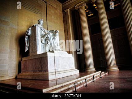 La Abraham Lincoln statua del Lincoln Memorial sul National Mall di Washington DC. Foto Stock