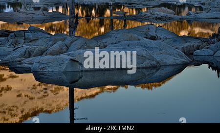 Riflessi sul lago Aloha alla luce del sole del mattino. Foto Stock