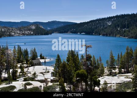 Echo Lakes circondati da montagne alpine a Tahoe, California Foto Stock