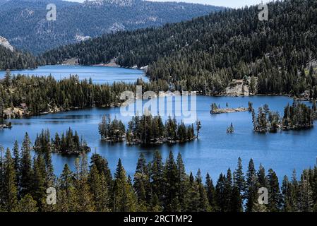 Echo Lakes circondati da montagne alpine a Tahoe, California Foto Stock