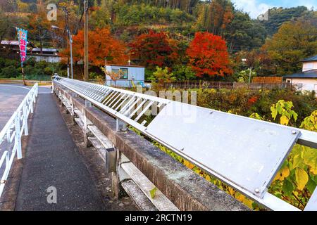 Fukuoka, Giappone - 21 novembre 2022: Il ponte Meoldy situato di fronte al Tempio di Nazoin, toccando le barre, crea una canzone chiamata Hometown o Fur Foto Stock