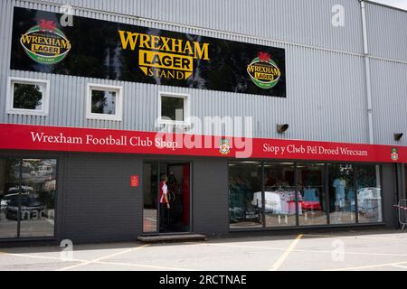 Negozio Wrexham Football Club, Stadio, pista da ippodromo, Wrexham, Clwyd, Galles del Nord, Regno Unito Foto Stock