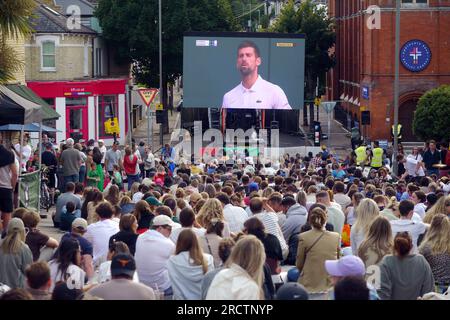 Londra, Regno Unito. 16 luglio 2023. Northcote Road SW11 Battersea è chiusa e la folla guarda la finale di tennis maschile di Wimbledon sullo schermo gigante dalle piste di Wakehurst Road. Carlos Alcaraz V Novak Djokovic. Crediti: JOHNNY ARMSTEAD/Alamy Live News Foto Stock