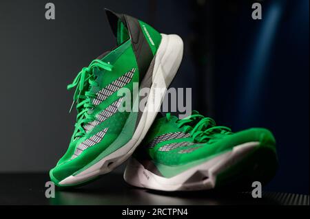 HCMC, Vietnam - luglio 2023. Foto di primo piano di Adidas Adizero solo per uso editoriale, sfondo nero isolato Foto Stock