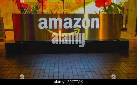 Logo Amazon sul centro logistico. Logo Amazon presso il centro di distribuzione durante la notte. Logo Amazon sulla facciata di uno dei loro uffici aziendali b Foto Stock