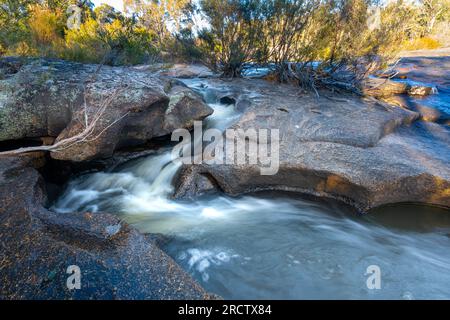 Cascata d'acqua sul letto di roccia di granito, Bald Rock Creek, Girraween National Park, Queensland sud-orientale, Australia Foto Stock