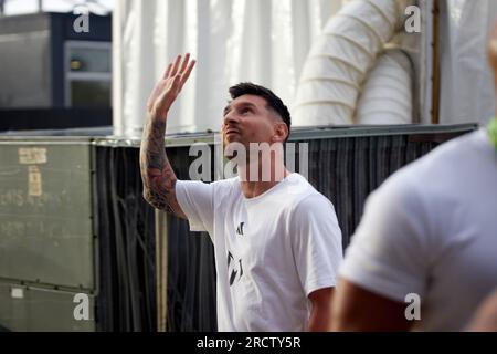 Fort Lauderdale, Florida, USA. 16 luglio 2023. L'inter Miami CF ha annunciato oggi l'adesione del sette volte vincitore del Ballon d'Or e campione del mondo, Lionel messi. La superstar argentina, che occuperà una slot giocatore designato, dovrebbe unirsi alla squadra nei prossimi giorni, e il suo contratto durerà per tutta la stagione 2025 della Major League Soccer (MLS). Credito: Yaroslav Sabitov/YES Market Media/Alamy Live News. Foto Stock