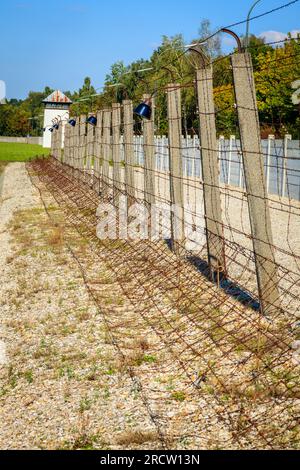 Recinzione perimetrale con filo spinato elettrificato al campo di concentramento di Dachau in Germania Foto Stock