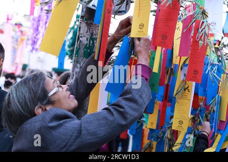 San Paolo, Brasile. 16 luglio 2023. Il 44° Tanabata Matsuri (Festival delle stelle), tenuto da Associação Cultural e Assistencial da Liberdade (ACAL), è il più grande festival di strada giapponese del mondo e ha ricevuto migliaia di persone questa domenica, il 16, a Bairro da Liberdade, nella regione centrale della città da San Paolo credito: Brazil Photo Press/Alamy Live News Foto Stock