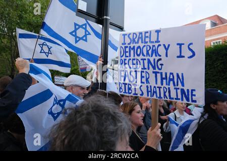 Londra, Regno Unito. 16 luglio 2023. Gli inglesi-israeliani hanno manifestato in solidarietà con il movimento di protesta di massa che si opponeva alla proposta di riforma giudiziaria del primo ministro Benjamin Netayahu, al di fuori dell'ambasciatore israeliano nel Regno Unito, la residenza di Tzipi Hotovely. Martedì, nella Knesset saranno votate una seconda e terza lettura del "disegno di legge sulla ragionevolezza”. Se approvato, limiterà i poteri della corte suprema. Credito: Fotografia dell'undicesima ora/Alamy Live News Foto Stock