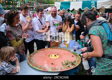 Londra, Regno Unito. Le persone si riuniscono per guardare le lumache "gareggiare" su una tavola circolare, che si tiene all'annuale Soho Village Fete. Foto Stock