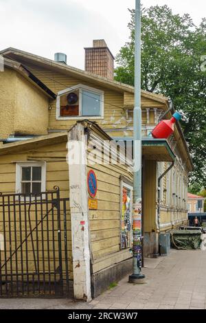 Vecchia casa in legno dipinta di giallo in via Linnankatu a Turku, Finlandia Foto Stock