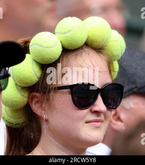 Londra, Gran Bretagna. 16 luglio 2023. Un tifoso assiste alla partita finale tra la Serbia Novak Djokovic e la spagnola Carlos Alcaraz ai Campionati di tennis di Wimbledon a Londra, il 16 luglio 2023. Crediti: Li Ying/Xinhua/Alamy Live News Foto Stock