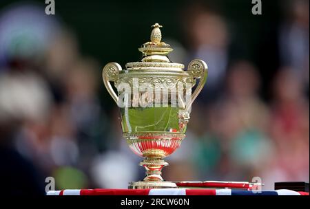 Londra, Gran Bretagna. 16 luglio 2023. Il trofeo viene mostrato prima dell'incontro finale tra la Serbia Novak Djokovic e la spagnola Carlos Alcaraz al Wimbledon Tennis Championships di Londra, il 16 luglio 2023. Crediti: Li Ying/Xinhua/Alamy Live News Foto Stock