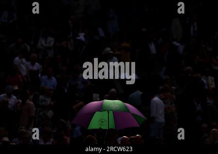 Londra, Gran Bretagna. 16 luglio 2023. La gente guarda la partita finale maschile singola tra la Serbia Novak Djokovic e la spagnola Carlos Alcaraz al Wimbledon Tennis Championships di Londra, il 16 luglio 2023. Crediti: Li Ying/Xinhua/Alamy Live News Foto Stock