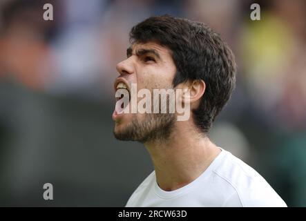 Londra, Gran Bretagna. 16 luglio 2023. Carlos Alcaraz reagisce durante l'incontro finale tra Novak Djokovic e Carlos Alcaraz spagnolo al Wimbledon Tennis Championships di Londra, il 16 luglio 2023. Crediti: Li Ying/Xinhua/Alamy Live News Foto Stock