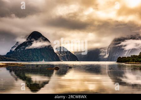 Milford Sound è un fiordo situato a Fiordland, nell'Isola del Sud della nuova Zelanda. È noto per il torreggiante Mitre Peak, oltre a foreste pluviali e cascate Foto Stock