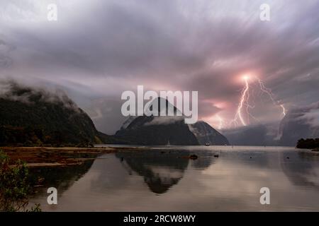 Milford Sound è un fiordo situato a Fiordland, nell'Isola del Sud della nuova Zelanda. È noto per il torreggiante Mitre Peak, oltre a foreste pluviali e cascate Foto Stock