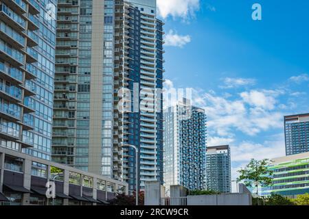 Nuovo blocco di appartamenti moderni con balconi e cielo blu sullo sfondo. Vista di un complesso di appartamenti Surrey BC. Esterno di un alto edificio residenziale Foto Stock