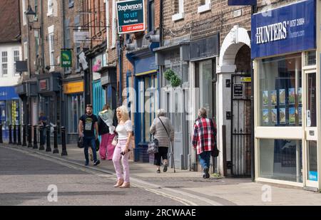 Persone a Selby, North Yorkshire, in vista delle elezioni suppletive di Selby e Ainsty del 20 luglio, convocate a seguito delle dimissioni del deputato in carica Nigel Adams. Data foto: Giovedì 13 luglio 2023. Foto Stock