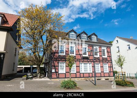 Sprockhovel, Germania - 16 aprile 2022: Vista sulla strada di Sprockhovel di giorno con casa in legno e marciapiedi vuoti nella Renania settentrionale-Vestfalia, Germa Foto Stock