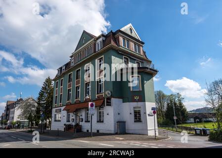 Sprockhovel, Germania - 16 aprile 2022: Vista sulla strada di Sprockhovel di giorno con la Steakhouse Rose nella Renania settentrionale-Vestfalia, Germania. Foto Stock