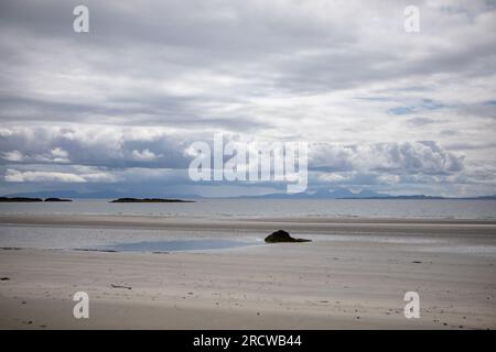 I Paps of Jura da Ardalanish Beach, Isola di Mull con pesanti nubi in arrivo in lontananza. Foto Stock