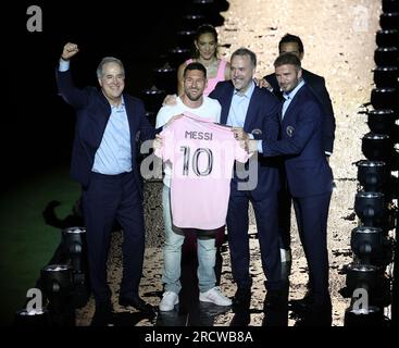 Miami, Stati Uniti d'America. 16 luglio 2023. FT.LAUDERDALE, FL- 16 LUGLIO: La star argentina del calcio Lionel messi viene presentata come il giocatore più nuovo per l'Inter Miami CF della Major League Soccer, al DRV PNK Stadium di Fort Lauderdale, Florida, il 16 luglio 2023. (Foto di Alberto E. Tamargo/Sipa USA) credito: SIPA USA/Alamy Live News Foto Stock