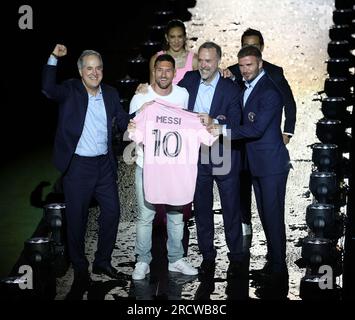 Miami, Stati Uniti d'America. 16 luglio 2023. FT.LAUDERDALE, FL- 16 LUGLIO: La star argentina del calcio Lionel messi viene presentata come il giocatore più nuovo per l'Inter Miami CF della Major League Soccer, al DRV PNK Stadium di Fort Lauderdale, Florida, il 16 luglio 2023. (Foto di Alberto E. Tamargo/Sipa USA) credito: SIPA USA/Alamy Live News Foto Stock