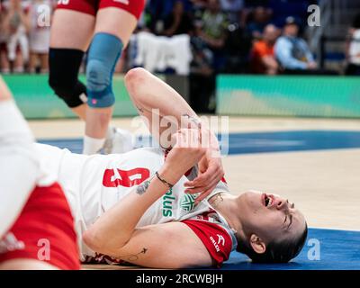 Arlington, USA. 16 luglio 2023. Magdalena Stysiak della Polonia reagisce durante la partita di medaglia di bronzo tra Polonia e Stati Uniti alla Women's Volleyball Nations League di Arlington, negli Stati Uniti, il 16 luglio 2023. Crediti: Chen Chen/Xinhua/Alamy Live News Foto Stock