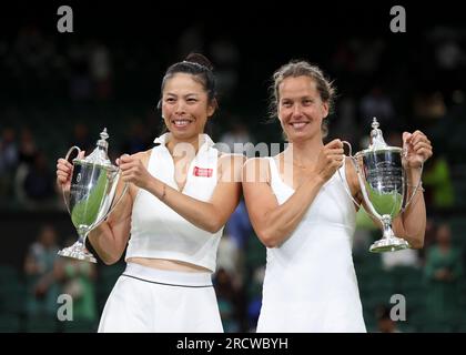 Londra, Gran Bretagna. 16 luglio 2023. Hsieh su-Wei(L)/Barbora Strycova posa dopo la finale di doppio femminile tra Storm Hunter (Australia)/Elise Mertens (Belgio) e Hsieh su-Wei (Taipei cinese)/Barbora Strycova (Repubblica Ceca) al Wimbledon tennis Championship a Londra, Gran Bretagna, il 16 luglio 2023. Credito: Han Yan/Xinhua/Alamy Live News Foto Stock