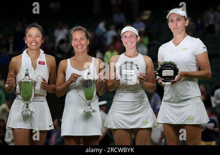 Londra, Gran Bretagna. 16 luglio 2023. Hsieh su-Wei (1st L)/Barbora Strycova (2nd L) e Storm Hunter (3rd L)/Elise Mertens posano per una foto di gruppo dopo la finale di doppio femminile tra Storm Hunter (Australia)/Elise Mertens (Belgio) e Hsieh su-Wei (Taipei cinese)/Barbora Strycova (Repubblica Ceca) al Wimbledon Tennis Championship a Londra, il 16 luglio 2023. Credito: Han Yan/Xinhua/Alamy Live News Foto Stock